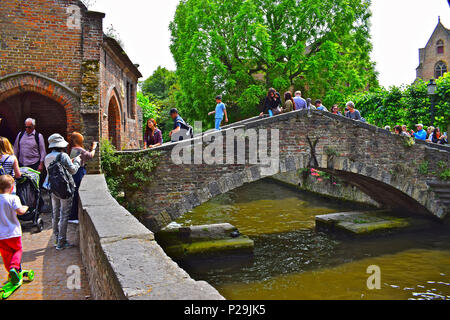 Massen von Touristen strömen über den berühmten bonifacius Brücke, Groeninge, Brügge oder Brügge, Belgien Stockfoto