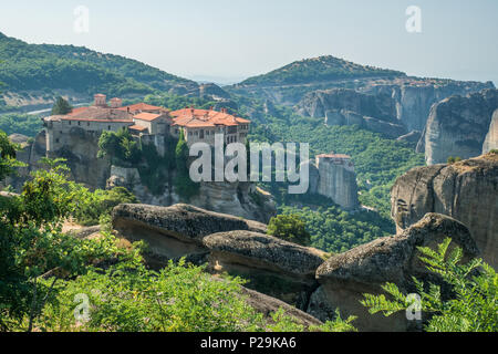Meteora, Kalampáka, Griechenland, wo Orthodoxe Klöster auf natürlichen Pfeilern sitzen. Stockfoto