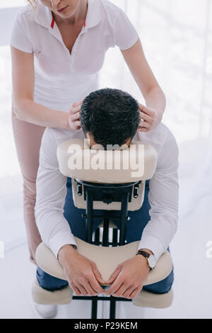Hohe Betrachtungswinkel von masseurin tun Kopf Massage für Unternehmer Stockfoto