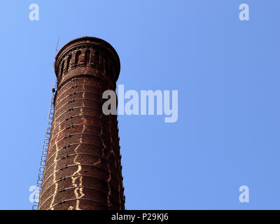 Alte Ziegelei Rauch gegen den blauen Himmel stack, Ansicht von unten, können als Hintergrund verwendet werden Stockfoto