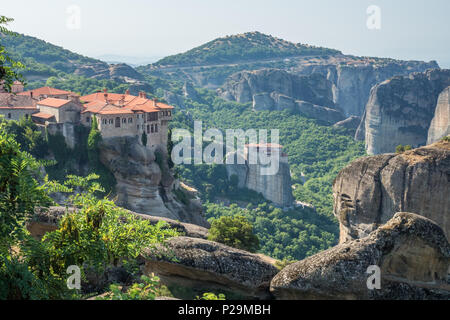 Meteora, Kalampáka, Griechenland, wo Orthodoxe Klöster auf natürlichen Pfeilern sitzen. Stockfoto