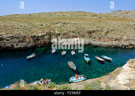 Touristische Ausflugsboote im Hafen von Wied iz-Zurrieq, Süd-Ost-Küste von Malta Stockfoto