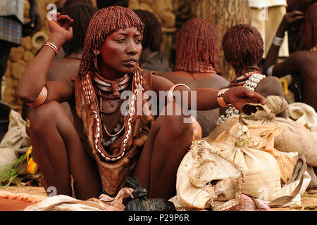 TURMI, OMO VALLEY, Äthiopien - vom 29. Juli 2013: Portrait der Frau mit dem kleinen Kind an der Hand von Hamer Menschen auf dem lokalen Markt in Turmi Stockfoto