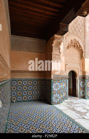 Marrakesch, Marokko - 07. Dezember 2015: Der Innenhof des 14. Jahrhunderts Ben Youssef Madrasa oder Hochschule in Marrakesch Stockfoto