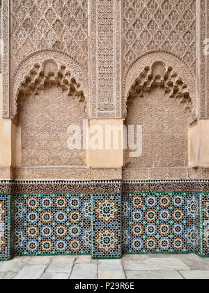 Marrakesch, Marokko - 07. Dezember 2015: Der Innenhof des 14. Jahrhunderts Ben Youssef Madrasa oder Hochschule in Marrakesch Stockfoto