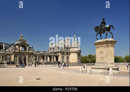 Frankreich, Oise, Chantilly, Chantilly, Schloss Chantilly, Eingang durch die Reiterstatue von Anne de Montmorency bewacht (1492-1567) Stockfoto