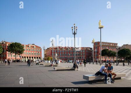 Frankreich, Alpes Maritimes, Nice, Place Masséna und Statuen der Arbeit als "Gespräch in Nizza'' durch die katalanische Künstler Jaume Plensa Stockfoto