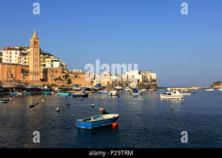 Bunte Luzzu Boote in Marsascala Bay, South East Malta Stockfoto