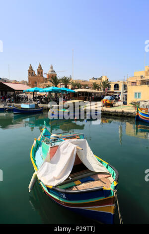 Bunte Luzzu Boote im Hafen von Marsaxlokk, Süd-Ost-Küste von Malta. Stockfoto