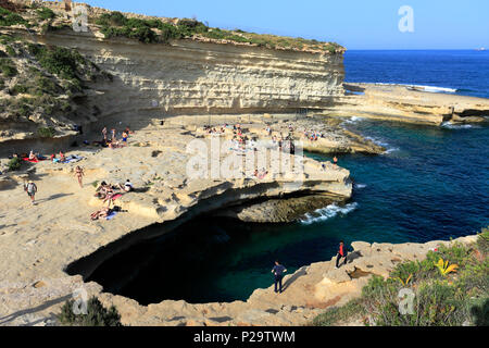 St Peter's Pool, natürlichen Pool, Marsaxlokk Stadt, Delimara Point, südwestlich von Malta. Stockfoto