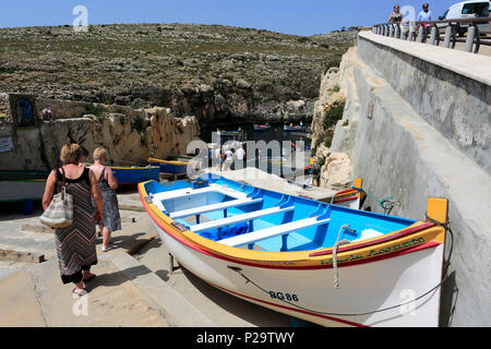 Touristische Ausflugsboote im Hafen von Wied iz-Zurrieq, Süd-Ost-Küste von Malta Stockfoto