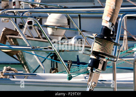 Detail einer Walze - rollgroß Jib von einem Segelboot im Hafen Stockfoto