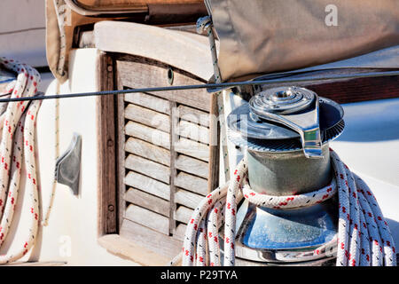 Winde-Detail auf Segelboot Stockfoto