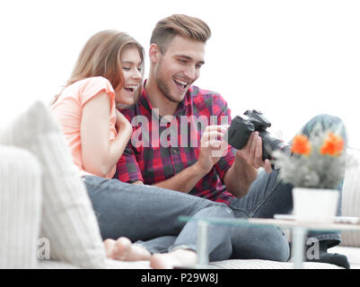 Moderne junge Paar prüft die Fotos auf der Kamera Stockfoto