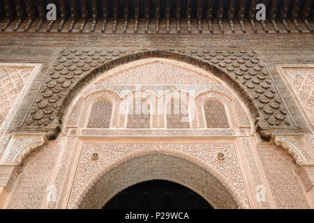 Marrakesch, Marokko - 07. Dezember 2015: Der Innenhof des 14. Jahrhunderts Ben Youssef Madrasa oder Hochschule in Marrakesch Stockfoto