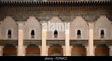 Marrakesch, Marokko - 07. Dezember 2015: Der Innenhof des 14. Jahrhunderts Ben Youssef Madrasa oder Hochschule in Marrakesch Stockfoto