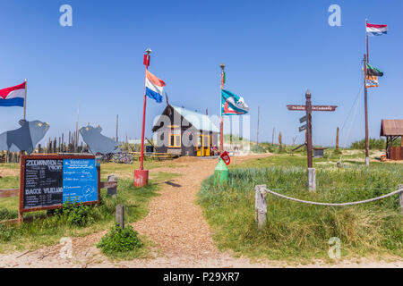 Fahnen und kleines Ferienhaus auf der Insel Texel, Niederlande Stockfoto