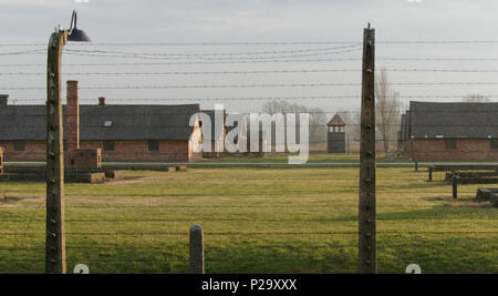 Schlafsäle der Konzentrationslager Auschwitz-Birkenau bei Sonnenuntergang Stockfoto