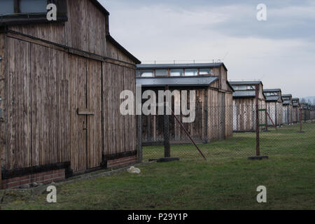 Schlafsäle der Konzentrationslager Auschwitz-Birkenau bei Sonnenuntergang Stockfoto