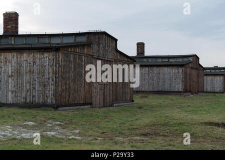 Schlafsäle der Konzentrationslager Auschwitz-Birkenau bei Sonnenuntergang Stockfoto