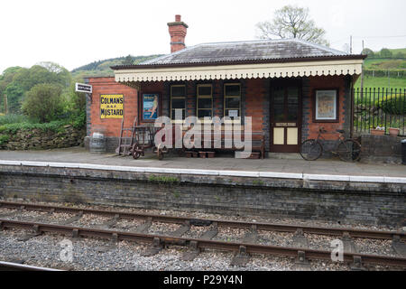 Carrog Bahnhof mit dem Charme der alten Welt. Stockfoto