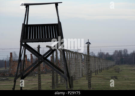 Wachturm sitzt entlang eines einmal elektrischen Zaun in Auschwitz-Birkenau auf Sonnenuntergang Stockfoto