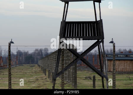 Wachturm sitzt entlang eines einmal elektrischen Zaun in Auschwitz-Birkenau auf Sonnenuntergang Stockfoto