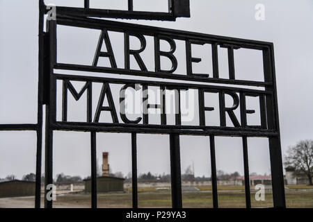 Arbeit macht frei auf das Tor von Sachsenhausen, Deutschland Stockfoto