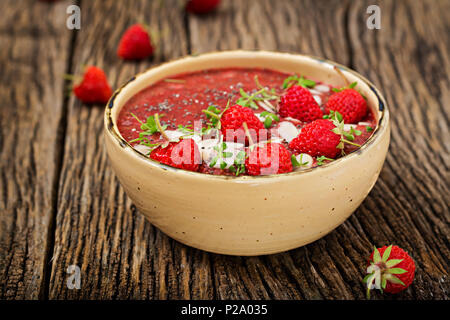 Detox und gesunden superfoods Frühstück in der Schüssel. Vegan Chia Samen Pudding mit Erdbeeren und Mandel. Erdbeeren Smoothie. Stockfoto