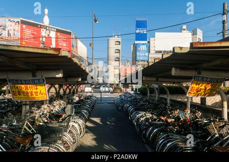 Japan, Insel Shikoku, Matsuyama City, die Hauptstadt der Präfektur Ehime, Innenstadt, Hauptbahnhof neigborought Stockfoto