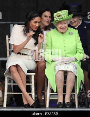 Königin Elizabeth II. und die Herzogin von Sussex bei der Eröffnung des neuen Mersey Gateway Bridge, in Widnes, Cheshire. Im Hintergrund ist Samantha Cohen, der Königin ehemaliger Assistent Private Sekretär, der nun mit der Herzogin. Stockfoto