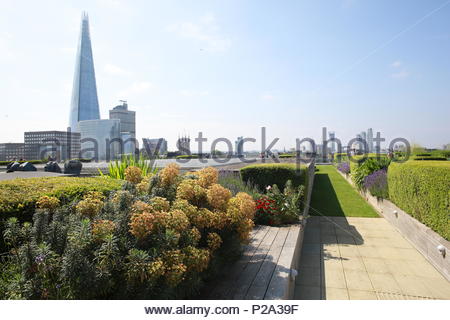 Es war schönes Wetter in London heute morgen als grauer Himmel gelöscht und brachte Sonnenschein auf die Ufer der Themse für Offene Gärten Wochenende. Stockfoto