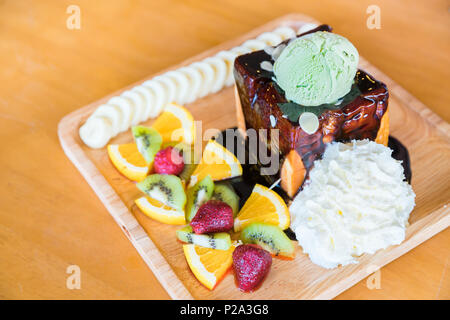 Honig, Toast und Sahne mit Schokoladensauce, Obst und Eis Stockfoto