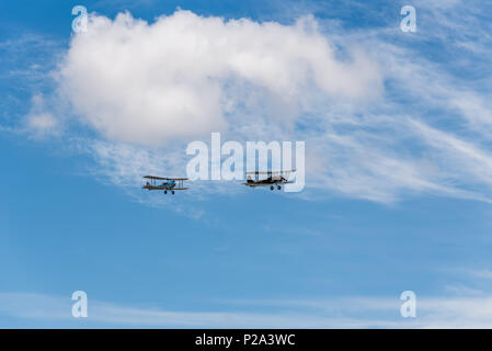 Madrid, Spanien - 3. Juni 2018: Formationsflug von polikarpov Po 2 und De Havilland DH-60 während der Air Show historischer Flugzeuge Sammlung in Cuatro Vi. Stockfoto