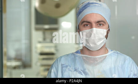 Erfahrene junge Chirurgen, schweren Mann mit Maske schauen in die Kamera Stockfoto
