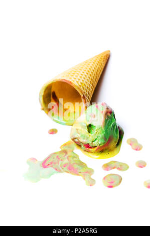 Grüner Tee und Obst Eis auf weißem Hintergrund Stockfoto
