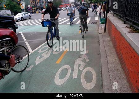 Radfahrer auf einem Fahrradweg auf Chrystie und E. Houston St. in New York, NY. Stockfoto