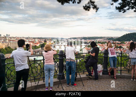 Prag. Der Tschechischen Republik. Touristen fotografieren der Blick von Letná-Park, der einen Blick auf die Moldau und die Altstadt (Staré Měst Stockfoto