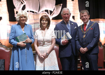 (Von links nach rechts) die Herzogin von Cornwall, Oberbürgermeisterin von Cork Georgina Fitzgerald, der Prinz von Wales und Oberbürgermeister von Cork Tony Fitzgerald während einer civic Empfang im Rathaus in Cork als Teil ihrer Tour der Republik Irland. Stockfoto