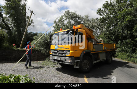 ESB Networks Besatzungen arbeiten macht, um Häuser in der Nähe von Naas, Co Kildare wiederherzustellen, nachdem Sturm Hector ungewöhnlich starke Winde von 50-70 mph Teig die gesamte Insel über Nacht sah. Stockfoto