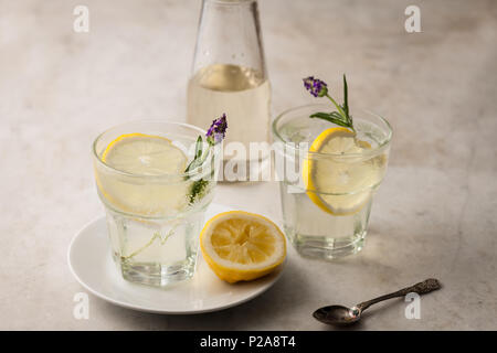 Citrus Limonade mit Zitronenscheiben und Lavendel Stockfoto