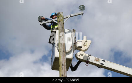 ESB Networks Besatzungen arbeiten macht, um Häuser in der Nähe von Naas, Co Kildare wiederherzustellen, nachdem Sturm Hector ungewöhnlich starke Winde von 50-70 mph Teig die gesamte Insel über Nacht sah. Stockfoto