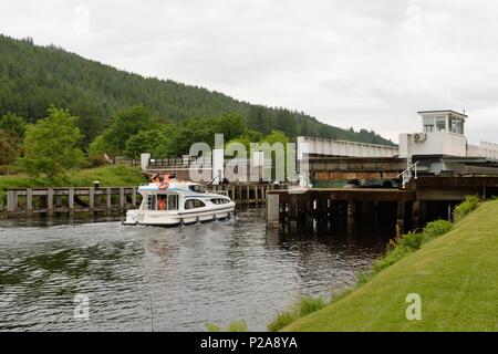 Eine Schifffahrt durch das laggan Swing Brücke über den Caledonian Canal in der Great Glen, in das Hochland von Schottland, Großbritannien Stockfoto