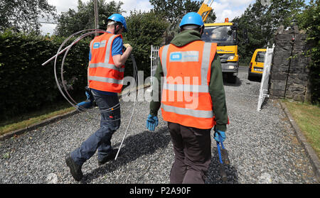 ESB Networks Besatzungen arbeiten macht, um Häuser in der Nähe von Naas, Co Kildare wiederherzustellen, nachdem Sturm Hector ungewöhnlich starke Winde von 50-70 mph Teig die gesamte Insel über Nacht sah. Stockfoto