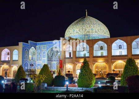 Sheikh Lotfollah Moschee in der östlichen Seite des Naghsh-e Jahan Square bei Nacht. Isfahan. Iran Stockfoto