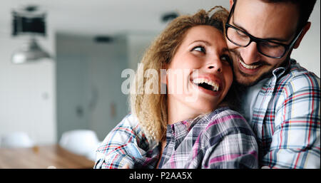 Locker Paar in Liebe kleben Stockfoto