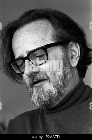 El escritor, Profesor y periodista Chileno, José Donoso, en su casa de Vallvidrera en noviembre de 1970. Stockfoto