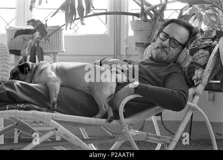 El escritor, Profesor y periodista Chileno, José Donoso, en su casa de Vallvidrera en noviembre de 1970. Stockfoto