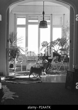 El escritor, Profesor y periodista Chileno, José Donoso, en su casa de Vallvidrera en noviembre de 1970. Stockfoto