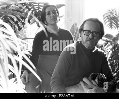 El escritor, Profesor y periodista Chileno, José Donoso, Con Su mujer en su casa de Vallvidrera en noviembre de 1970. Stockfoto